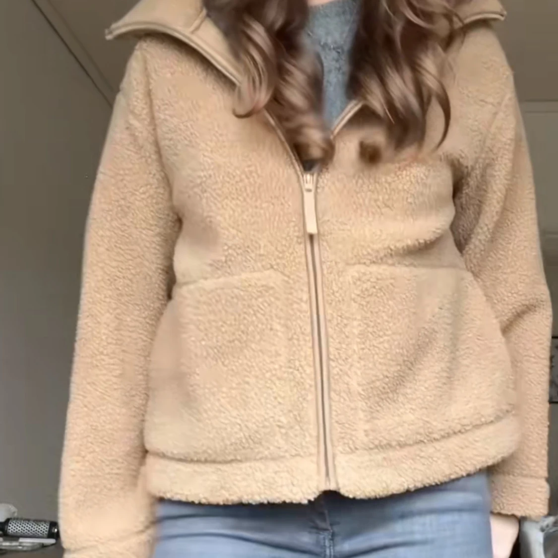 Beige teddyjacka med dragkedja - 1