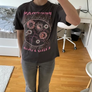 Svart t-shirt med tryck från Lindex - Cool svart t-shirt från Lindex med färgglatt tryck och texten 'FREEDOM FIND YOU'. Perfekt för en avslappnad stil. Tillverkad i mjukt material för bekväm passform.