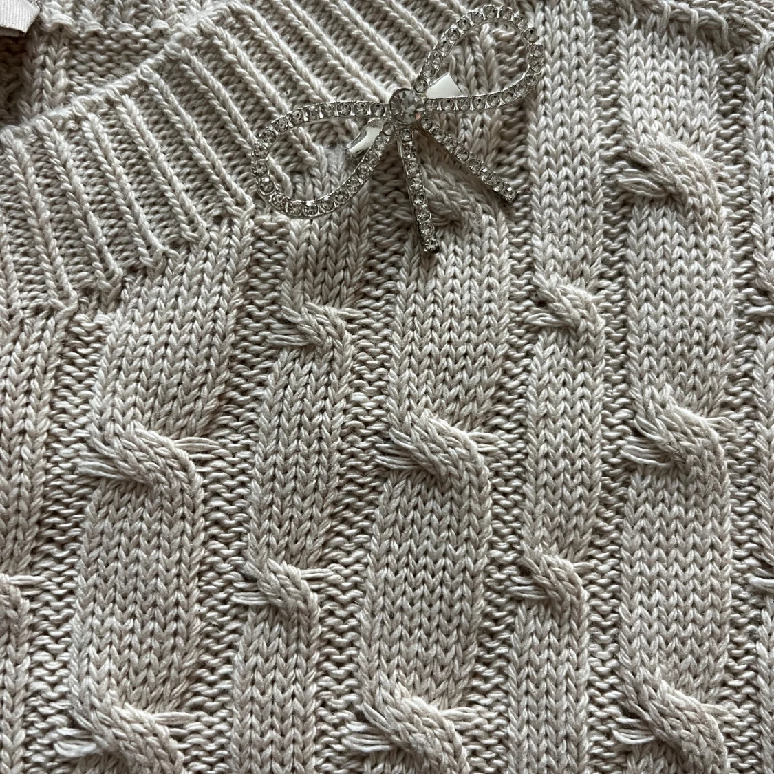 Beige stickad tröja med rosett - 2