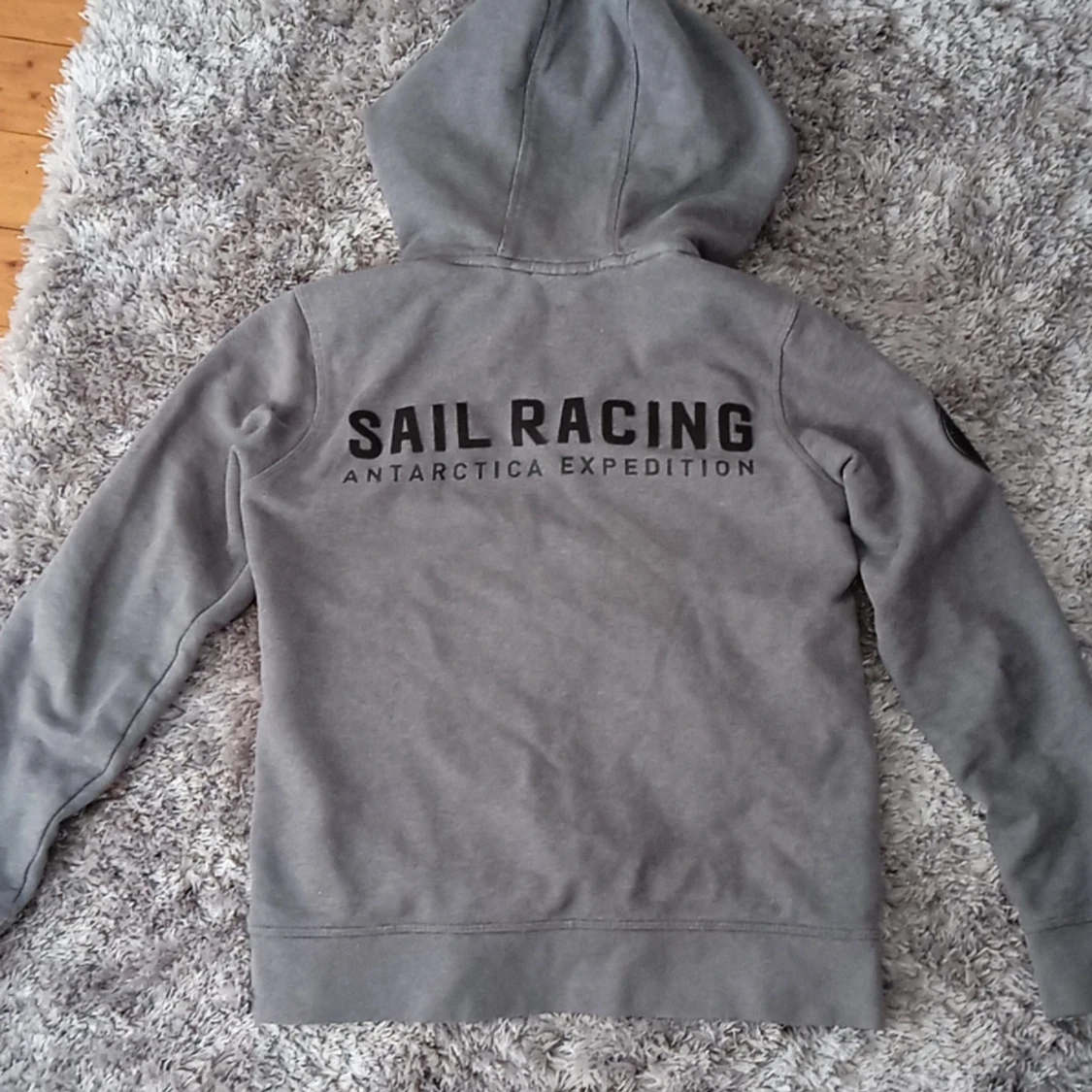 Grå hoodie från Sail Racing - 4
