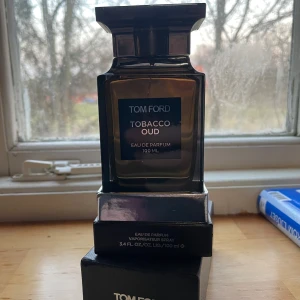 Tom Ford Tobacco Oud Eau de Parfum 100 ml - Säljer en elegant flaska Tom Ford Tobacco Oud Eau de Parfum, 100 ml. 
