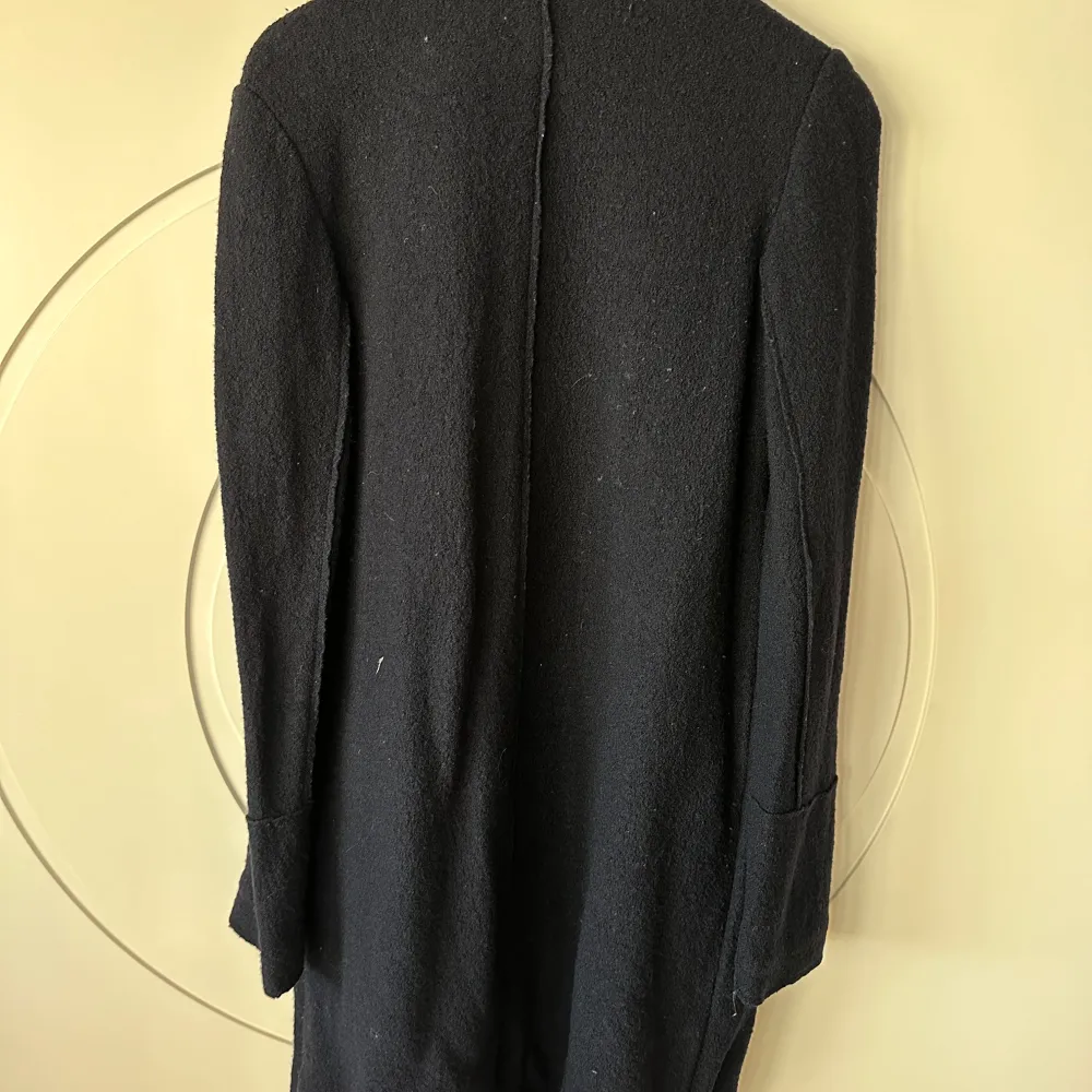 Snygg mörkblå kappa från Zara, Trafaluc outerwear collection. Den har en stilren design med långa ärmar och en öppen front. Perfekt för att hålla stilen under kyligare dagar.. Takit.
