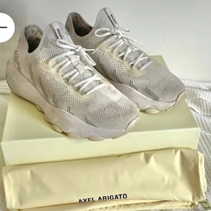 Axel Arigato skor - Axel arigato skor med box och påse. I fint skick, storlek 44. Köpta för 2400. Säljer för 749🤝 Priset kan diskuteras✅