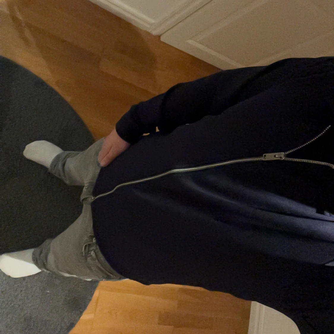 Mörkblå tröja med dragkedja