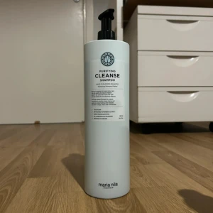 Purifying Cleanse Shampoo från Maria Nila - Purifying Cleanse Shampoo från Maria Nila i en 1000ml flaska med pump. Perfekt för att rengöra och fräscha upp håret på djupet. Använt max 5 pumpar ifrån den. Nypris är 799kr säljer för 420