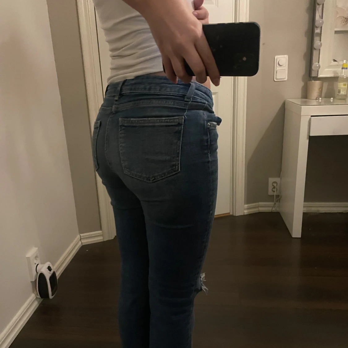 Blå jeans med slitningar - 1