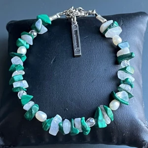 Bohemiskt lyxarmband med turkos, månsten, pärlor & äkta silver – nypris 800 kr - Stilrent och färgstarkt armband från svenska MOMENT23, designat med genuina ädelstenar och sötvattenpärlor. Armbandet har lås i äkta sterling silver (925) och består av turkos, månsten, slipad bergskristall och pärlor – allt naturligt material. Varje armband har sin egen variation, vilket gör detta till ett riktigt one of a kind-smycke.  Längd: ca 22 cm inkl. förlängningskedja Material: Äkta ädelstenar, sötvattenpärlor & 925 silver Skick: Oanvänt Märke: MOMENT23 Nypris: ca 800 kr 