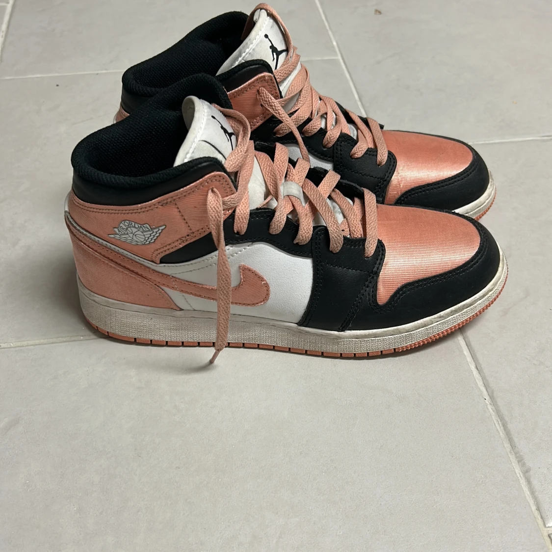 Nike Air Jordans i svart och rosa - 3