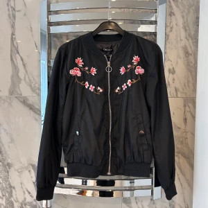 Jacka med blommor  - Svart jacka med rosa blommor i storlek S. 200kr köparen står för frakten!💗
