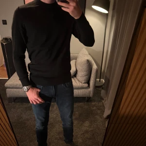 Svart Zara tröja i merinoull - Säljer en svart tröja i merinoull ifrån zara, i storlek small, och den är i bra skick. Jag som har på mig den är 174cm lång och den sitter bra, endast på gränsen till kort i ärm. Köpte på zara i spanien för ca 850kr. Bara att du hör av dig om du har några funderingar 🙌🏼 Pris kan diskuteras vid snabb och smidig affär. 