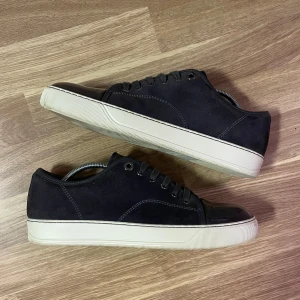 Lanvin cap toe  - Säljer ett par gråa Lanvin cap toe i fint skick. Skorna är i storlek uk 6 = 40 eu, fits 41 eu. Kom pm för fler bilder och info 🫡 