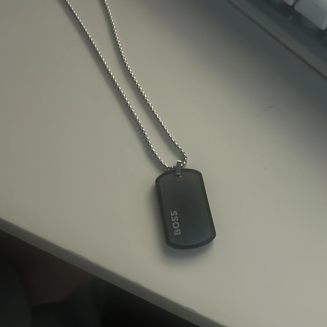 Svart halsband med bricka från Boss