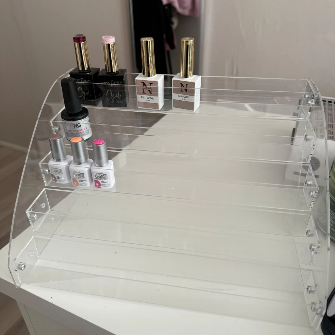 Transparent sminkhylla i akryl - 1