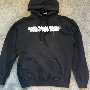 Saint laurent hoodie - Skick: 8/10, det är en knut på snöret- Storlek: L