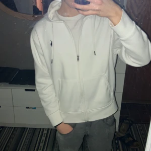 Vit hoodie från Ralph Lauren - Säljer en stilren vit hoodie från Ralph Lauren med dragkedja och justerbar huva. Storlek S men funkar till M också. Säg gärna till om du har några frågor😊Nypris 2200 kr