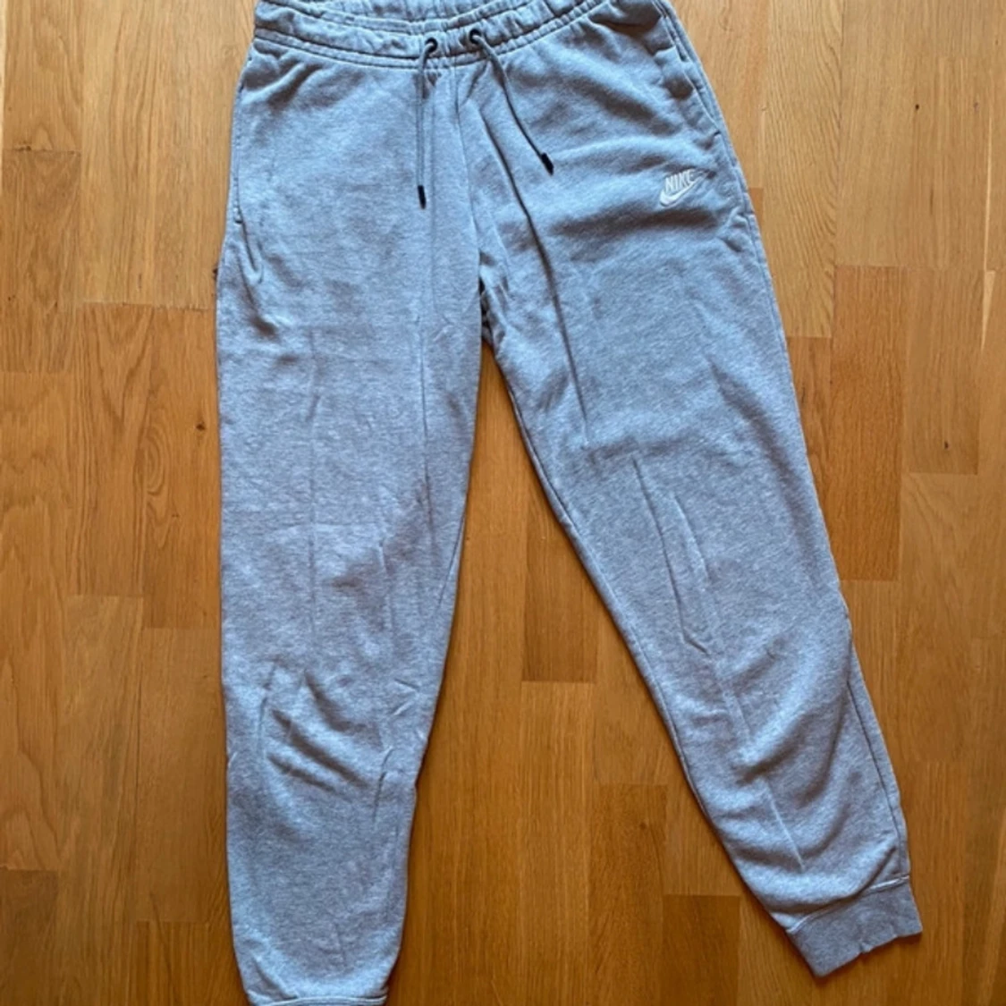 Grå hoodie och byxor från Nike - 2