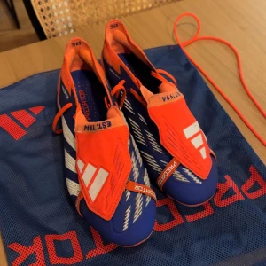 Adidas Predator fotbollsskor storlek 43 1/3 SG - Adidas predetor 43 1/3 SG använda 2-3 gånger nypris 3499 som nya 