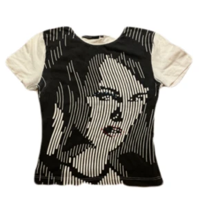 Y2k topp  - En jätte snygg topp från Kappahl som påminner om 90/2000s tals tröjor 💓 köpte den på en loppis där säljer nämnde att tröjan är köpt under 90 talet!