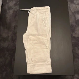Vita linnebyxor från solid  - As sköna linnebyxor nu till sommaren passar perfekt i både fina tillfällen och bara chilla me kompisar. Storlek M och är knappt använda 
