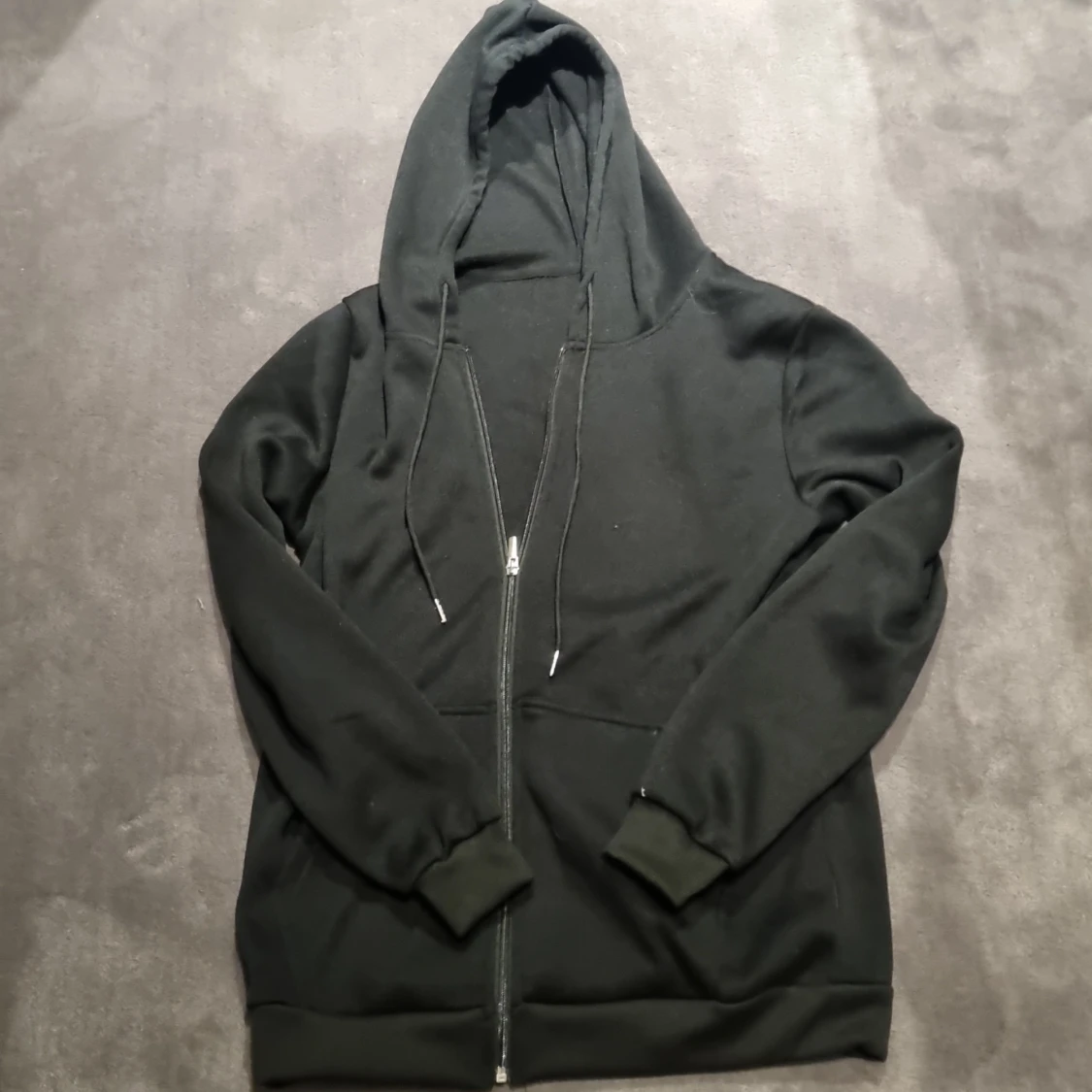 Svart zip hoodie