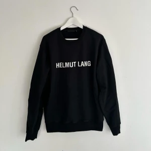 Helmut Lang tröja - Helmut Lang tröja i topp skick, storlek M.  Nypris:4000kr ish vårt pris 849kr🥂 Vid funderingar är det bara att höra av sig‼️