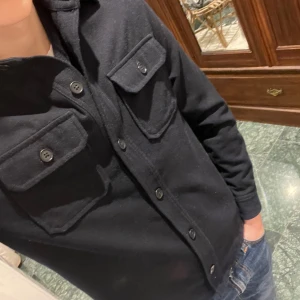 Marinblå overshirt från Riley - Säljer en riktigt schysst marinblå overshirt från Riley! || Använd vid 4 tillfällen! || Mycket bra skick utan defekter! || Overshirten är gjord av bomull och är perfekt för vår och sommar || passar dig som är runt 180 || Fråga på om det är något! || först till kvarn!