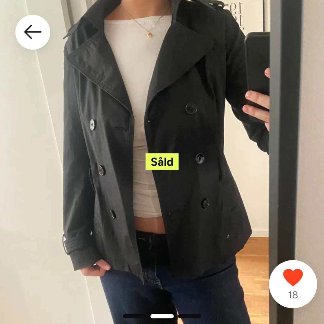 Svart kappa med knappar - 1