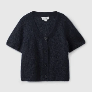 Svart kofta från COS - Säljer denna jättefina svarta kortärmade kofta från cos❤️ den är i jättefint skick, hör av er vid funderingar, priset går att diskuteras!❤️