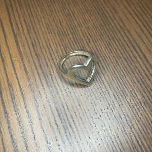 Silverring med hjärtdesign - Hjärt-ring i äkta silver, den är märkt - superfin verkligen!! Storlek: M/L