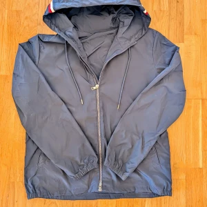 Moncler windbreaker navy blue  - Säljer min windbreaker köpte den för någon månad sen men känner helt enkelt att den inte passar min stil. Pris kan diskuteras