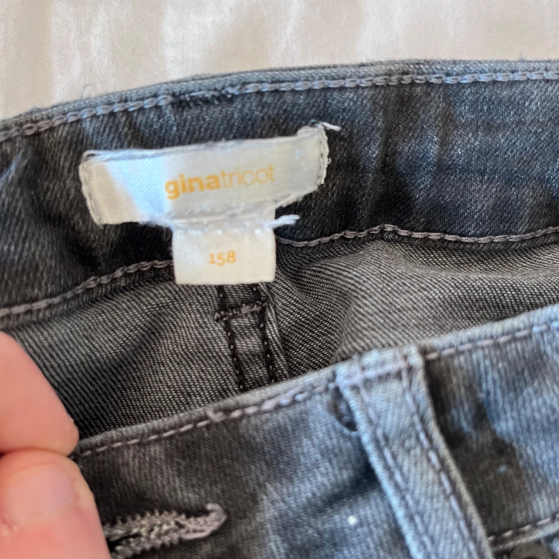 Grå jeans från Gina Tricot - 1