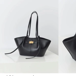 Midi long strap bag svart med gulddetalj  - SÖKER DENNA VÄSKA, de är den mindre modellen! 