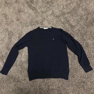 J.lindberg sweetshirt  - Hej, Säljer nu min marinblåa J.lindberg sweetshirt med 100% bomull som jag har växt ur, Det står storlek xl men det stämmer inte det är som (storlek:XS) Det finns inga hål eller tydliga slitningar. 