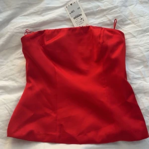 Röd satin topp  - Skit snygg röd satin topp, med prislapp kvar och endast testad 
