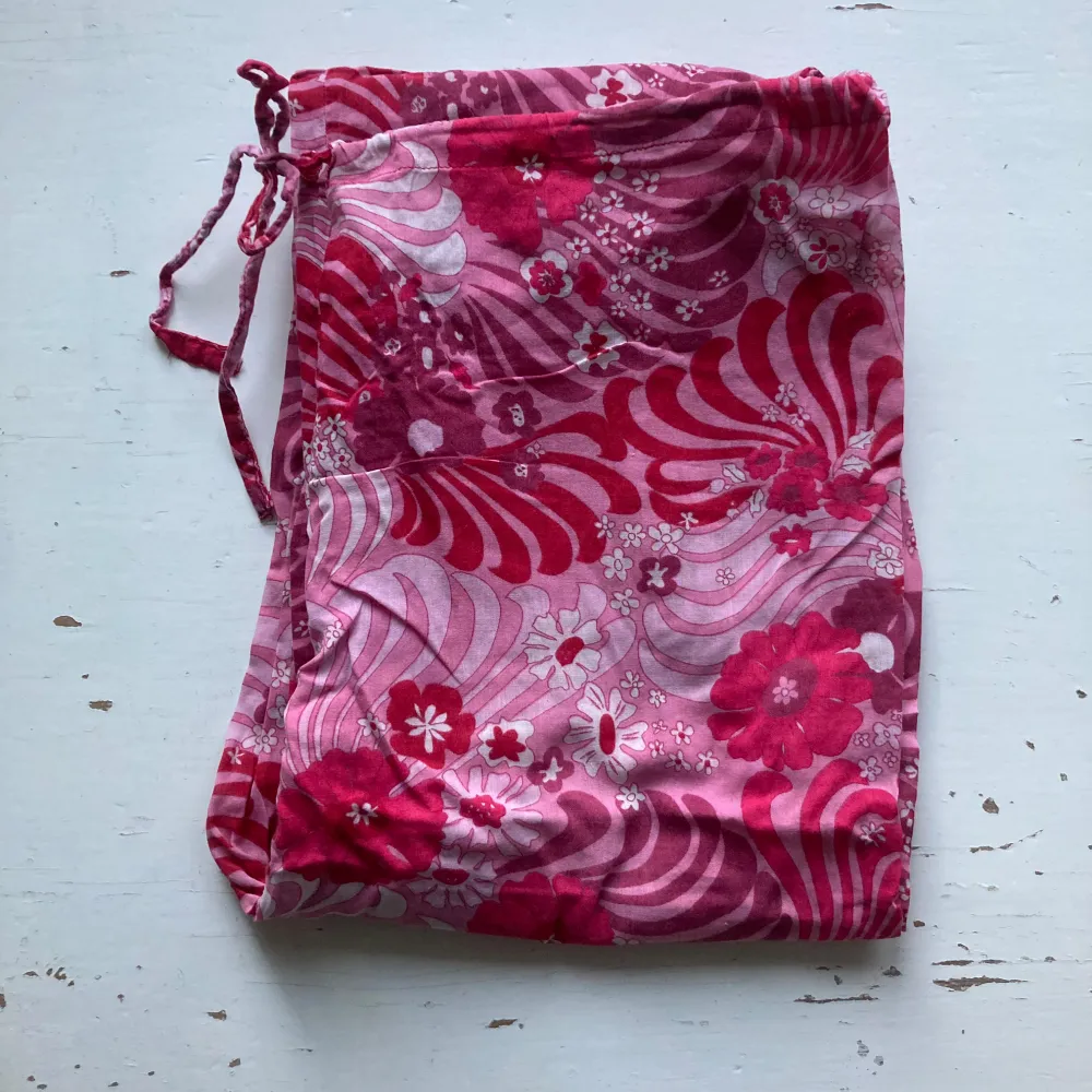 đFLOWER POWERđTrendiga 70-tals inspirerande strandbyxor med dragsko i midjan. Kommer i ett tunt luftigt bomullstyg som andas. BĂ€r dem med din bikini för en nice look!đșđBild 3 som inspo.đ. Farkut & Housut.
