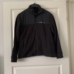  Svart fleecejacka från Sail Racing  - Tjena här säljer jag en Svart fleecejacka från Sail Racing som säljs pga att den köptes i fel storlek. Nyskick.. Nypris 1199kr Mitt pris 850kr Pris kan diskuteras 😜