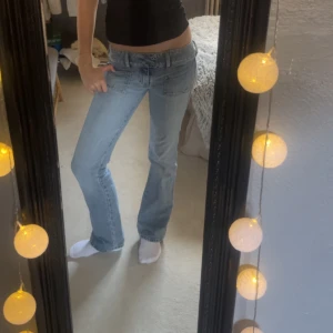 Jeans - Snygga slutaålda blå diesel jeans med låg midja och bootcut-stil. Helt nya och oanvända då de inte passade på mig därav priset (nypris 2600kr)! midjemått tvärs över är 41 och innerbenslängd är 87, jag är 180 för preferens!💗