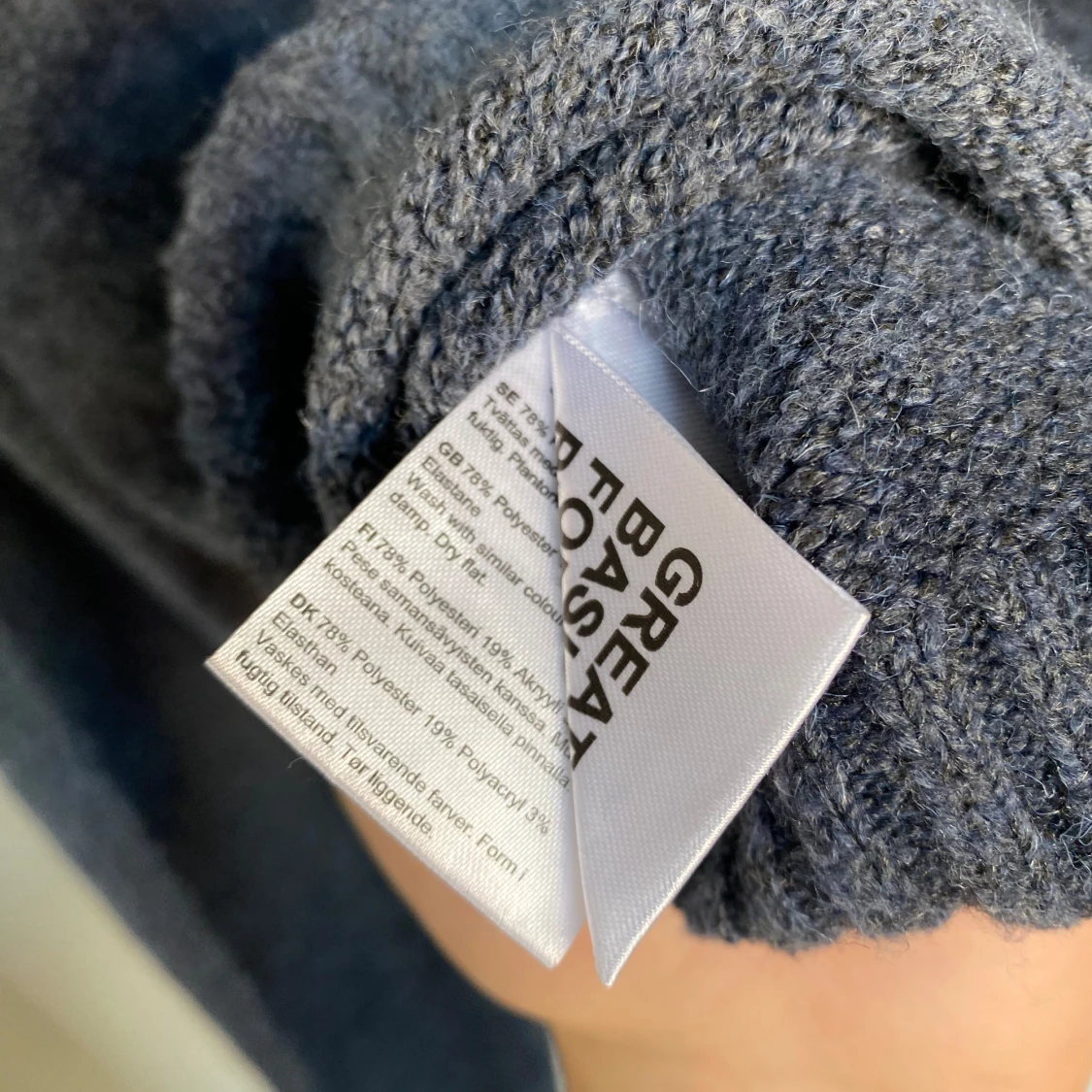 Grå stickad tröja - 2