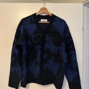 Svart och blå kofta från Samsøe Samsøe - Snygg svart kofta från Samsøe Samsøe med blått mönster.