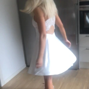 Studentklänning - Min avslutningsklänning i nian❤️🥹använd 1 gång. Materialet upplevs lyxigt