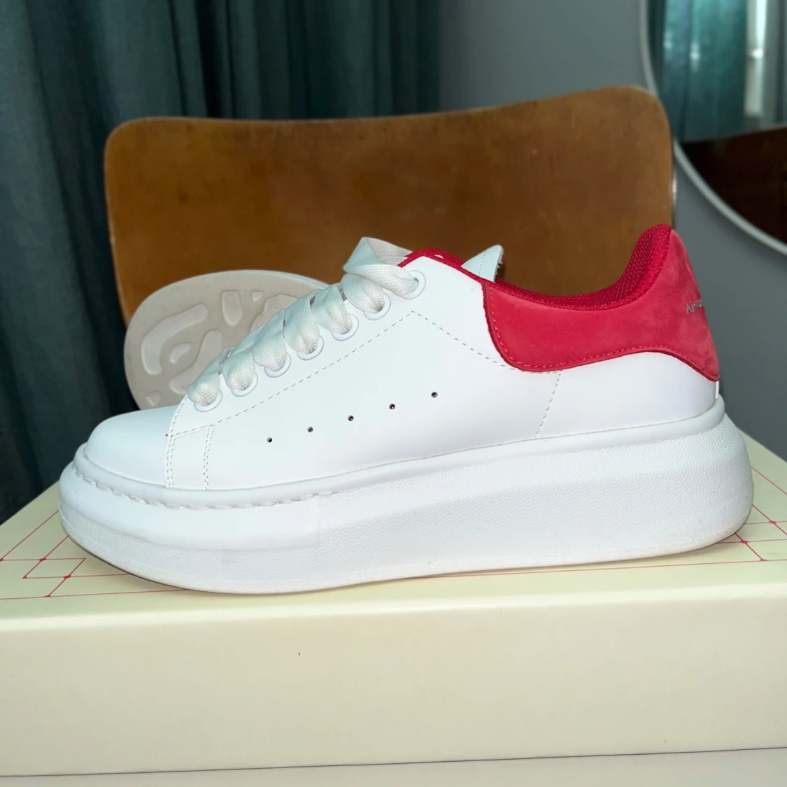 Alexander McQueen sneakers vit/röd