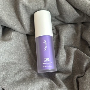 Hismile V34 Colour Corrector 30ml - Lila färgkorrigerande produkt från Hismile i en frostad plastflaska med vit kork. Innehåller 30 ml och används för att neutralisera missfärgningar. Snygg och modern design, perfekt att ha i badrumsskåpet. Endast testad! 