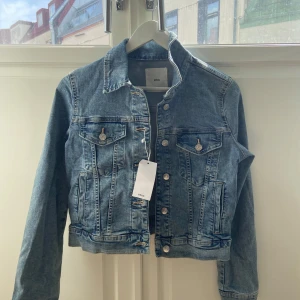 Jeansjacka  - Snygg ljusblå jeansjacka från Mango, silverfärgade knappar. Helt oanvänd, prislapp finns kvar💕
