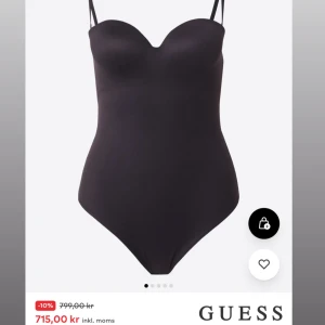 svart body - svart body från guess köppt för 799kr andvänt endast 1gång storlek small men skulle säga att den passar någon med 75B och C kupa