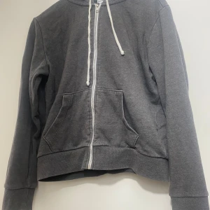 Luvtröja grå - Snvänd flertal gånger men ändå relativ bra skick och korlla k storlek