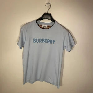 Burberry T-shirt med mönster inuti och snygg logga vid nacken - Använd utan defekter | storlek M | ljusblå | självklart erbjuder vi endast äkta produkter | vid frågor kontakta privat |