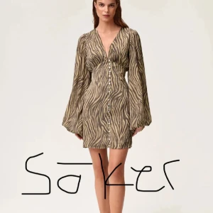 Zebramönstrad kortklänning med knappar - SÖKER DENNA KLÄNNING I ANTINGEN  stolek 36 eller 38