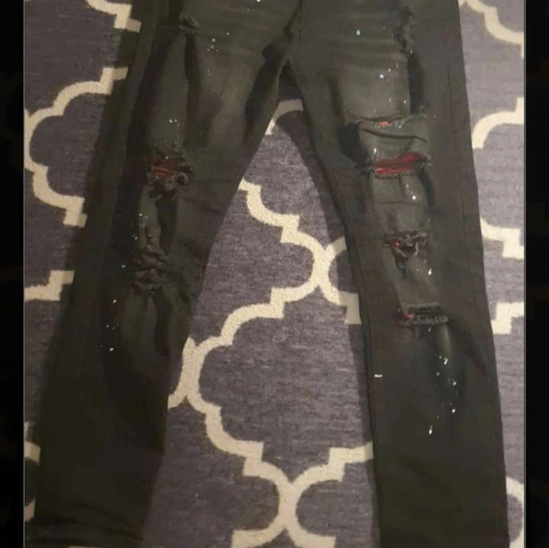 Svarta skinny jeans med slitningar