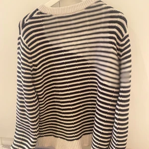 Randig stickad tröja från Lindex😇 - Säljer en svartvit stickad tröja från Lindex i storlek S. Tröjan har ett klassiskt randigt mönster, rund halsringning och ribbade muddar vid ärmslut och nederkant😇