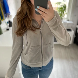 Grå zip hoodie från Gina Tricot - Mysig grå zip hoodie från Gina Tricot med dragkedja framtill, huva och två fickor. Den har långa ärmar och en enkel, clean look som passar perfekt till jeans eller leggings. Skön och mjuk känsla tack vare fleecematerialet. Fint skick, storlek S